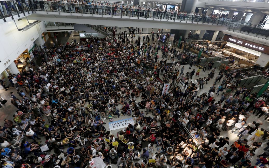 Сотні працівників авіакомпаній і громадян протестують проти голови Гонконгу Лян Чженінь, який нібито чинив тиск на співробітників аеропорту, щоб допомогти своїй дочці отримати багаж поза межами зони обмеженого доступу. / © Reuters