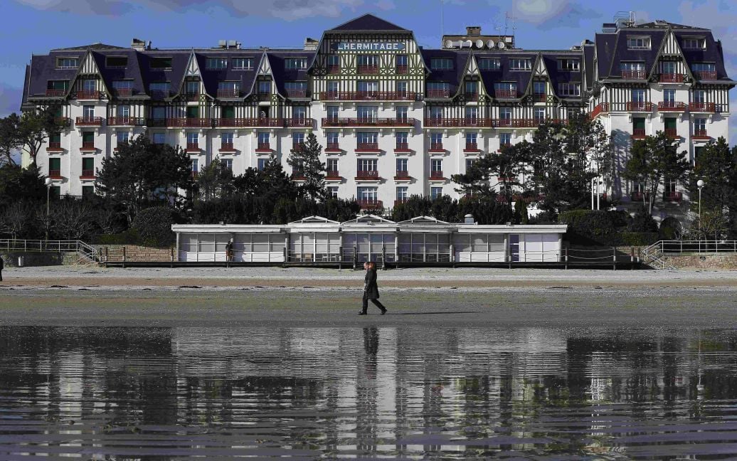 Готель Hermitage Hotel у місті Ла-Боль. Тут житиме команда Польщі. / © Reuters