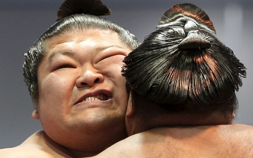 Борцы сумо соревнуются во время ежегодного церемониальной турнира "Honozumo", в Токио, Япония. / © Reuters