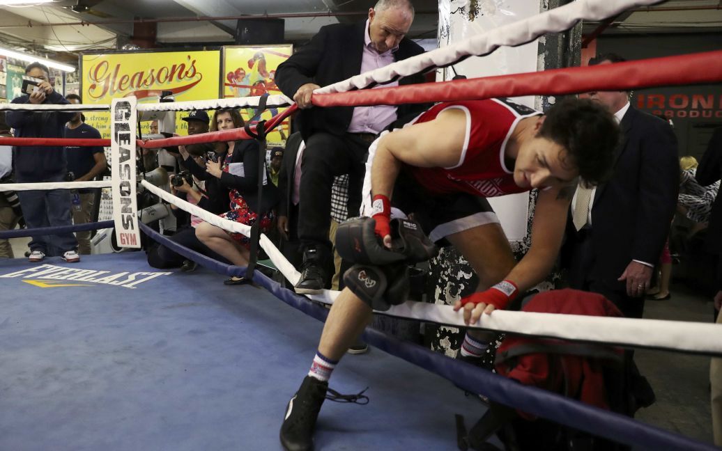 Go boxing. Трюдо бокс. Канадский премьер министр бокса. Трюдо на ринге. Джастин Трюдо в ринге фото.