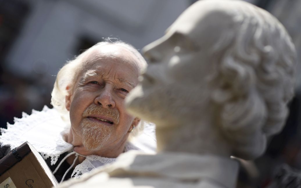 Люди вшановують Шекспіра у його рідному містечку Стретфорді-на-Ейвоні. / © Reuters