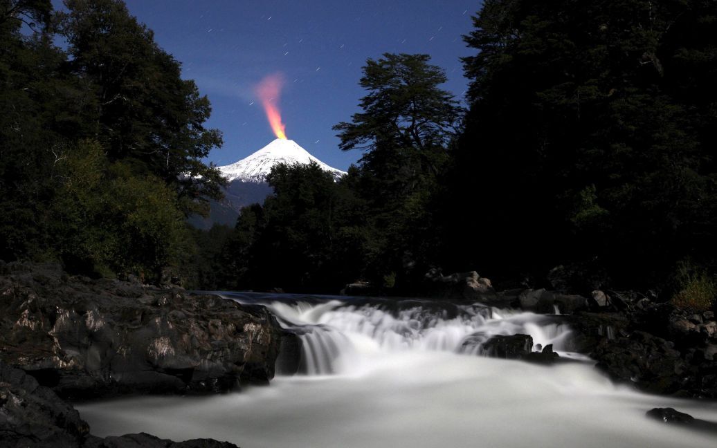 Вулкан Вільярріка і річка Трансура уночі. Вільярріика є одним з найактивніших вулканів в Чилі. / © Reuters