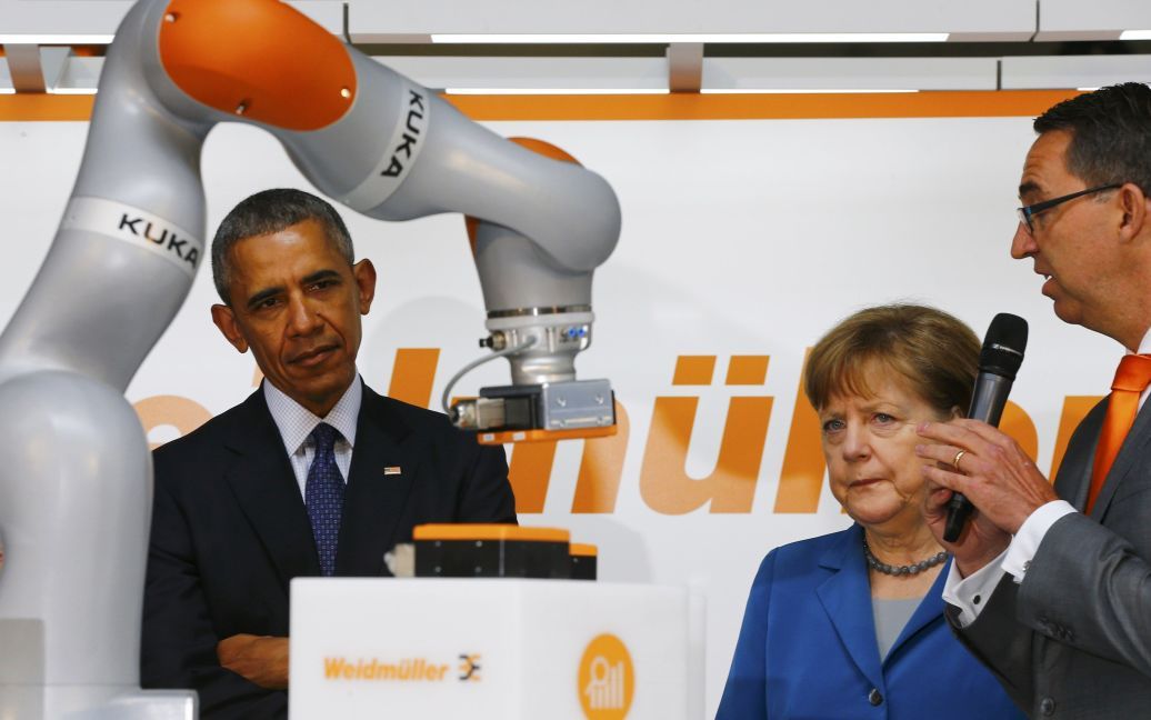 Канцлер Німеччини Ангела Меркель та президент США Барак Обама стежать за роботою робота KUKA під час відкриття виставки Hannover Messe в Ганновері / © Reuters