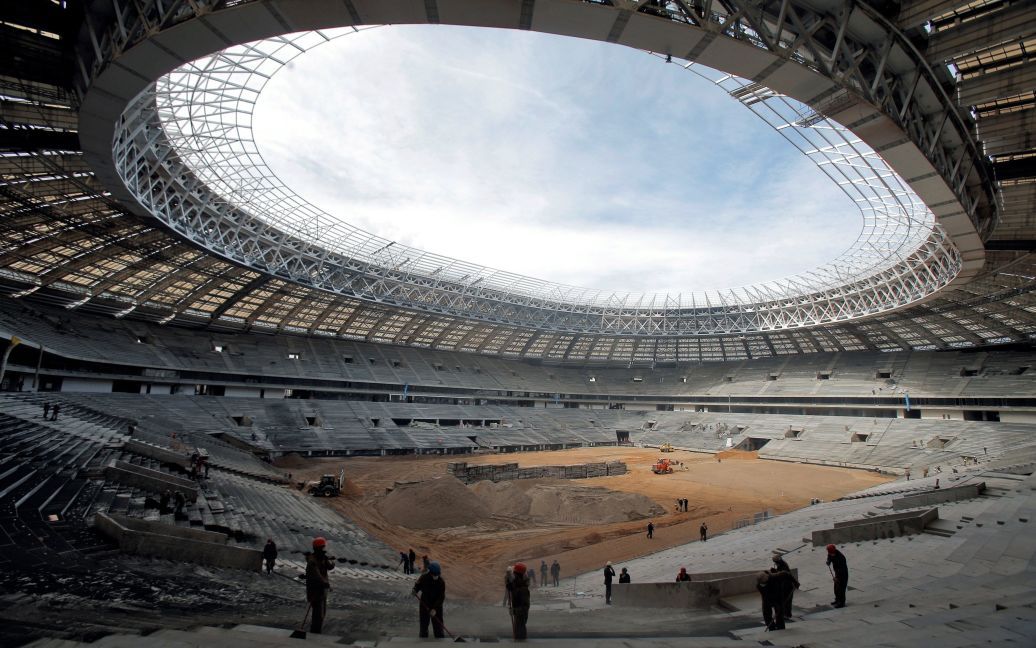 Будівельники працюють на стадіоні в Лужниках, який будується до чемпіонату світу з футболу 2018 року, в Москві, Росія. / © Reuters