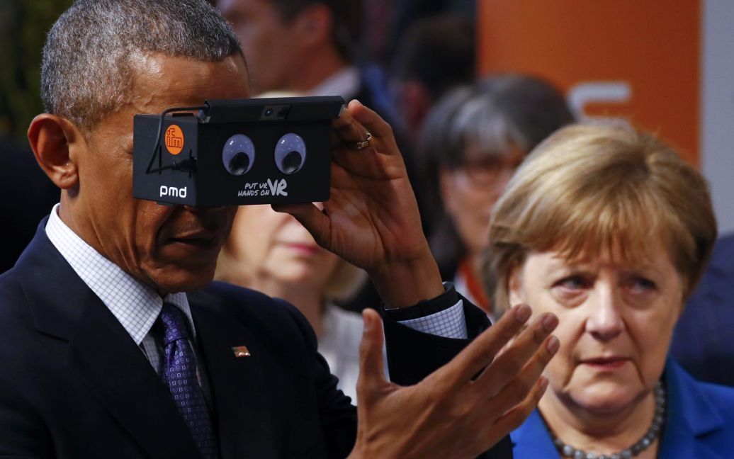 Президент США Барак Обама в окулярах віртуальної реальності / © Reuters