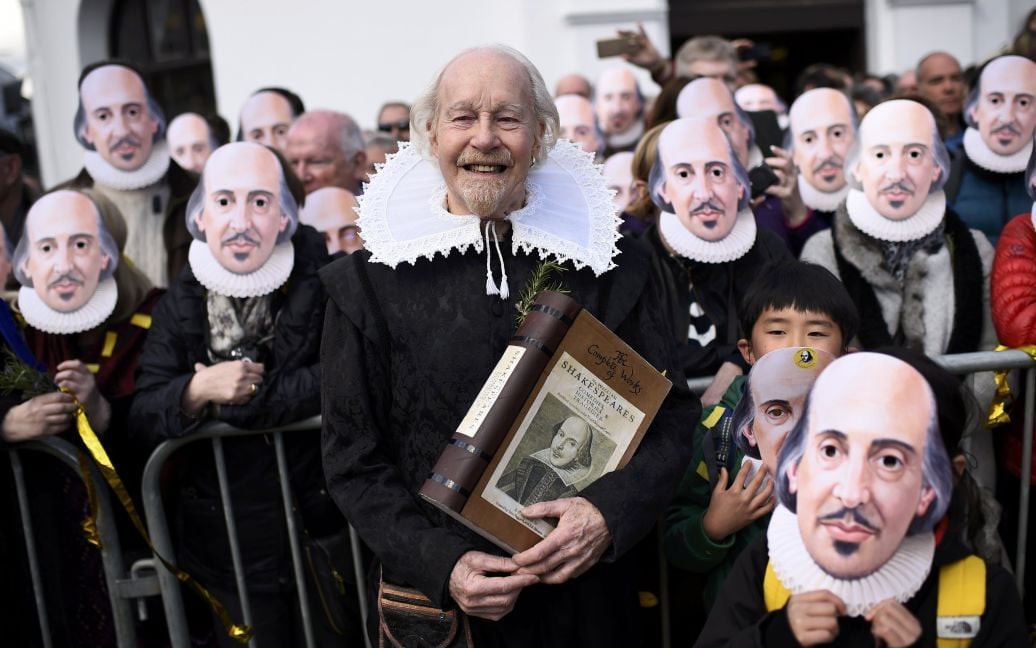 Люди вшановують Шекспіра у його рідному містечку Стретфорді-на-Ейвоні. / © Reuters
