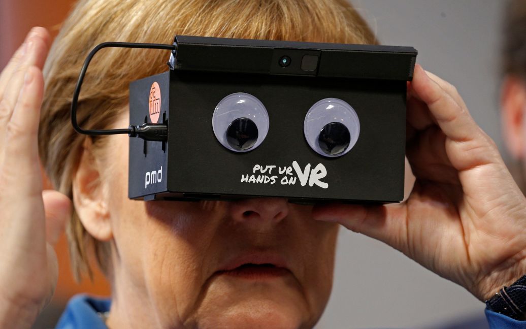 Канцлер Німеччини Ангела Меркель в окулярах віртуальної реальності / © Reuters