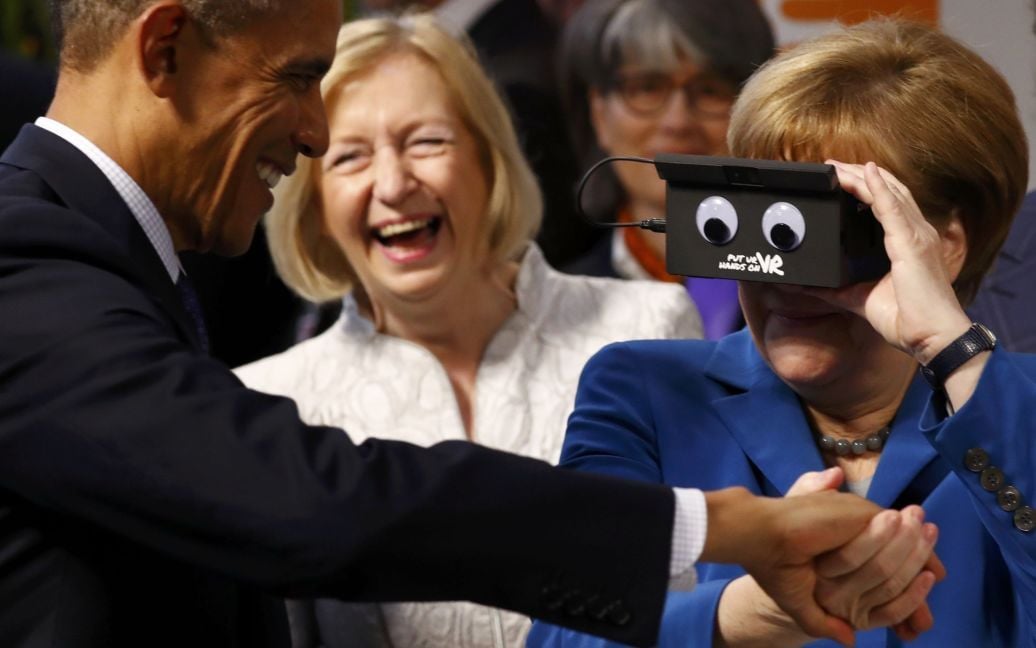 Канцлер Німеччини Ангела Меркель в окулярах віртуальної реальності / © Reuters