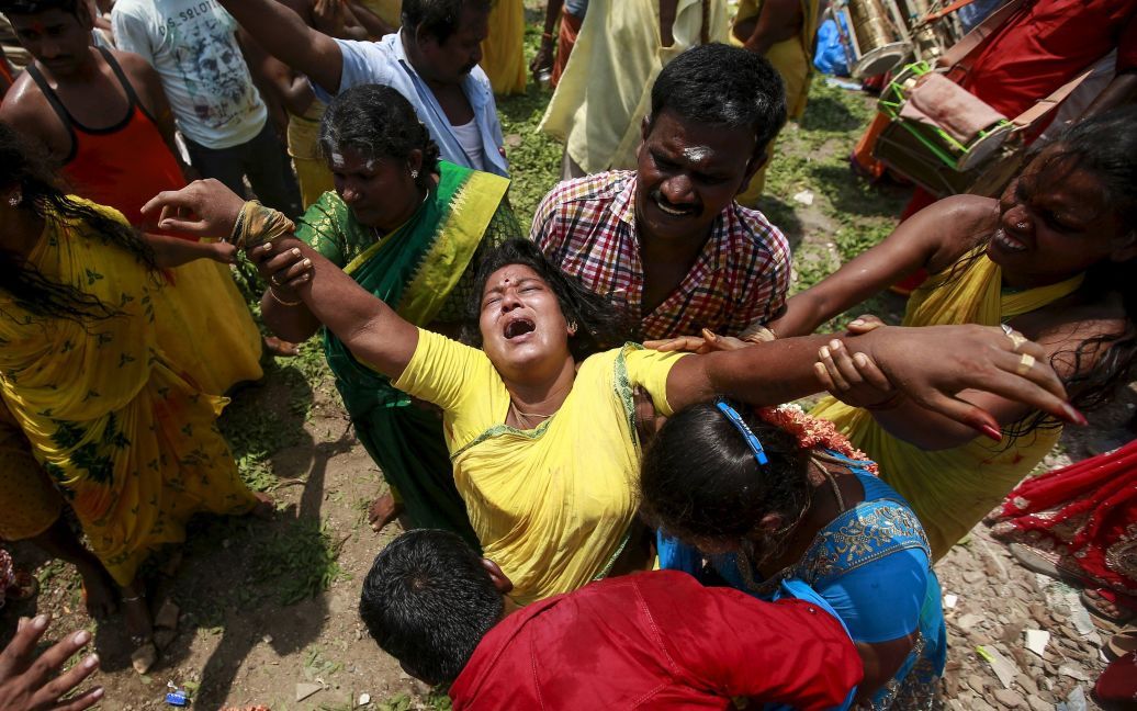 Жінка впадає в транс під час релігійної процесії, присвяченій богині Маріамман, в Мумбаї, Індія. / © Reuters