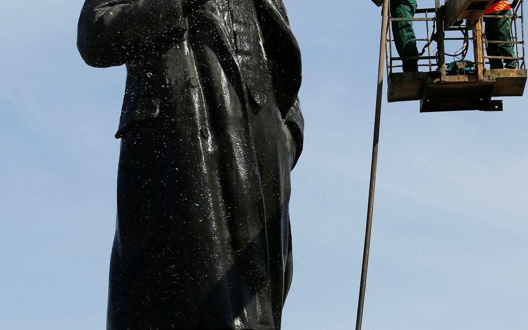 У переддень святкування в Красноярську почистили пам&#039;ятник Леніну. / © Reuters