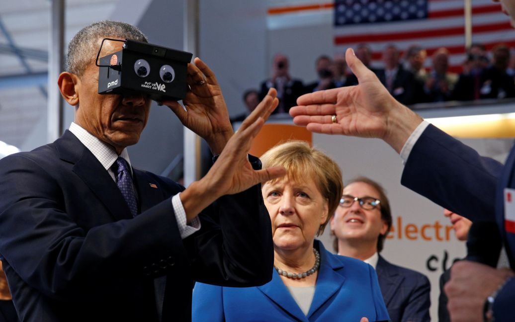 Президент США Барак Обама в окулярах віртуальної реальності / © Reuters