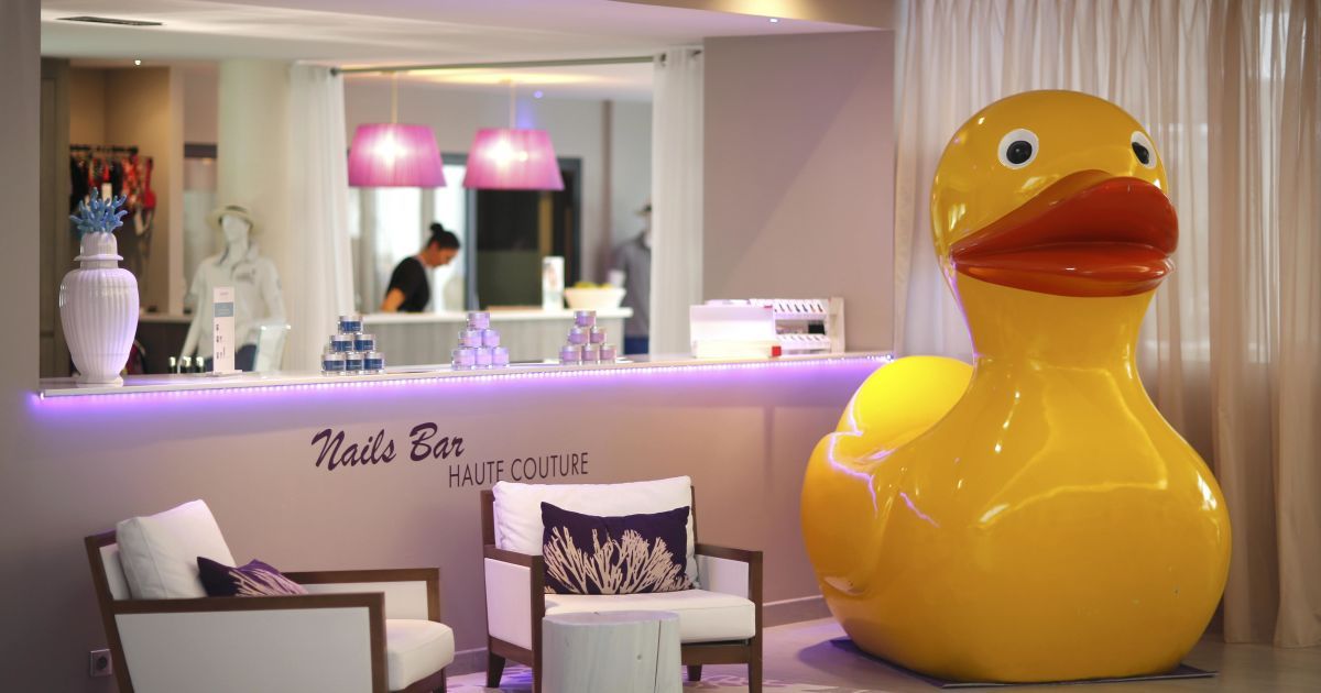 Шведы выбрали себе очень стильный отель в городе Порнише Chateau des Tourelles Thalasso