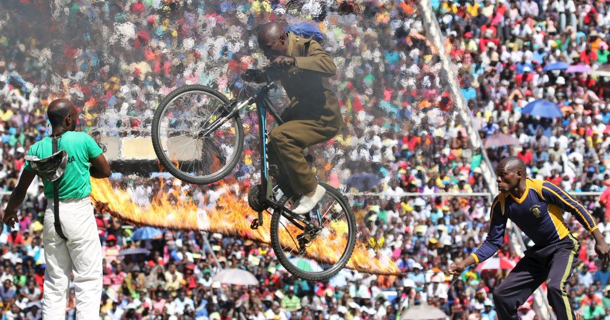 Полицейские выступают во время торжеств к 36-й годовщине независимости Зимбабве в столице страны Хараре. / © Reuters