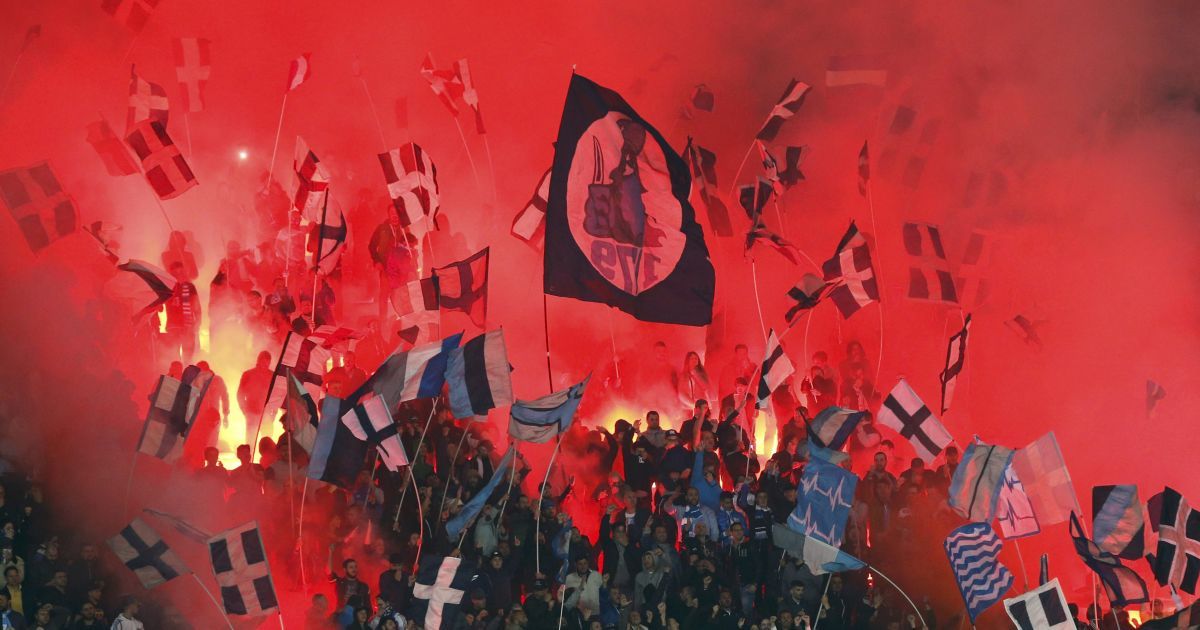 Болельщики итальянского клуба "Наполи" во время матча их любимой команды против "Болоньи" на стадионе "Сан-Паоло" в Неаполе. / © Reuters