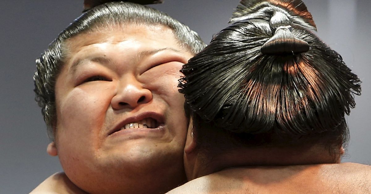 Борцы сумо соревнуются во время ежегодного церемониальной турнира "Honozumo", в Токио, Япония. / © Reuters