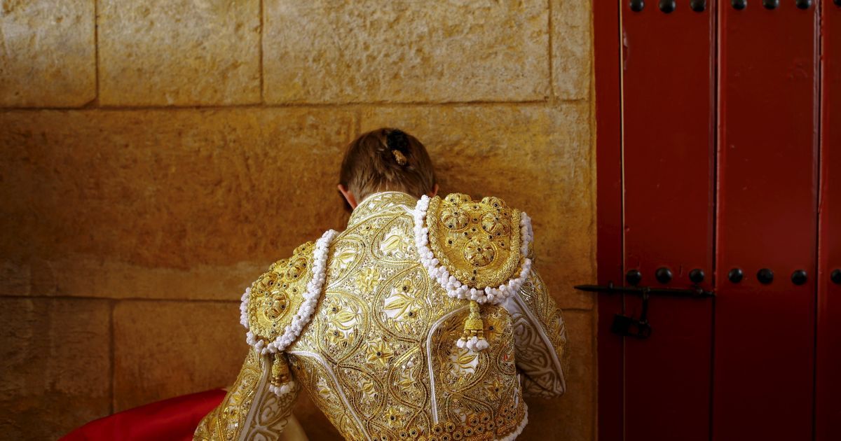 Reuters опубликовало атмосферные фото испанских матадоров после корриды