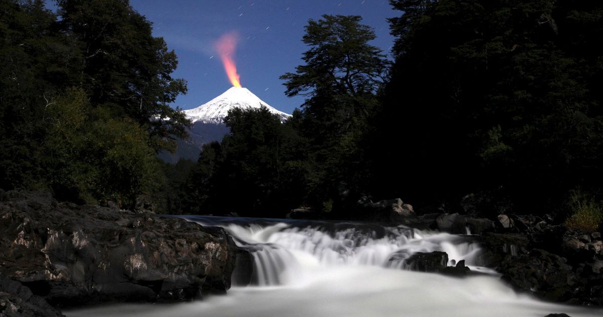 Вулкан Вильяррика и река Трансура ночью. Вильярриика является одним из самых активных вулканов в Чили. / © Reuters