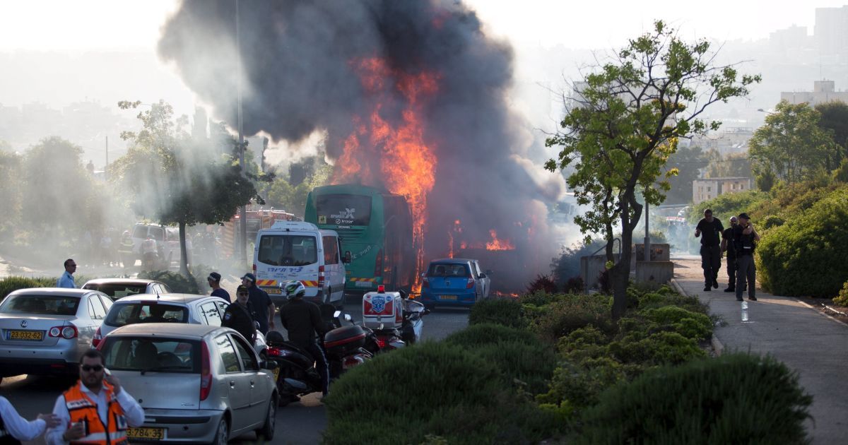 Автобус в Иерусалиме взорвался из-за бомбы.
