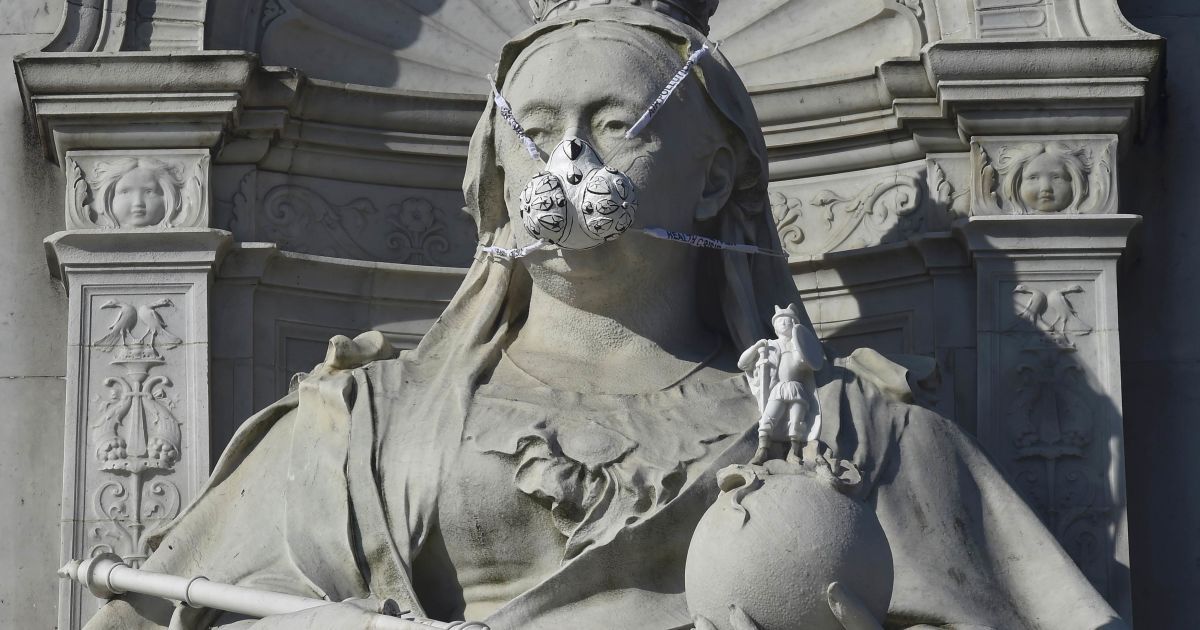 Противогаз, размещенный группой экологического протеста Greenpeace на статуе британской королевы Виктории у Букингемского дворца в Лондоне, Великобритания. / © Reuters