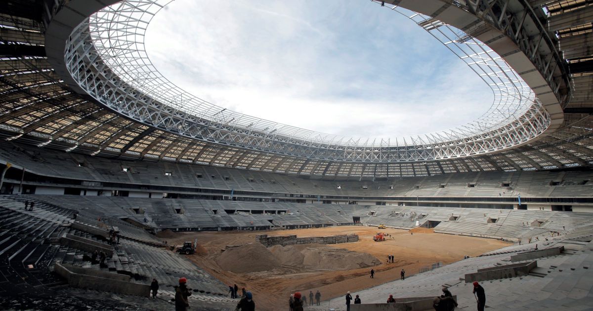 Строители работают на стадионе в Лужниках, который строится к чемпионату мира по футболу 2018 года, в Москве, Россия. / © Reuters