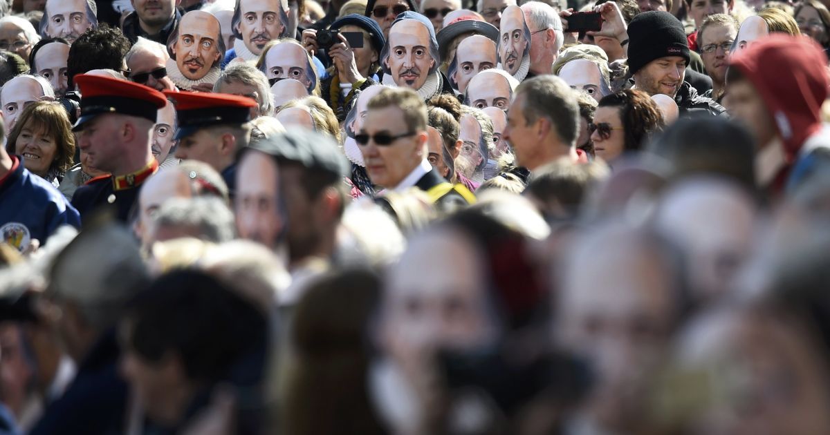 Люди чтят Шекспира в его родном городке Стрэтфорде-на-Эйвоне. / © Reuters