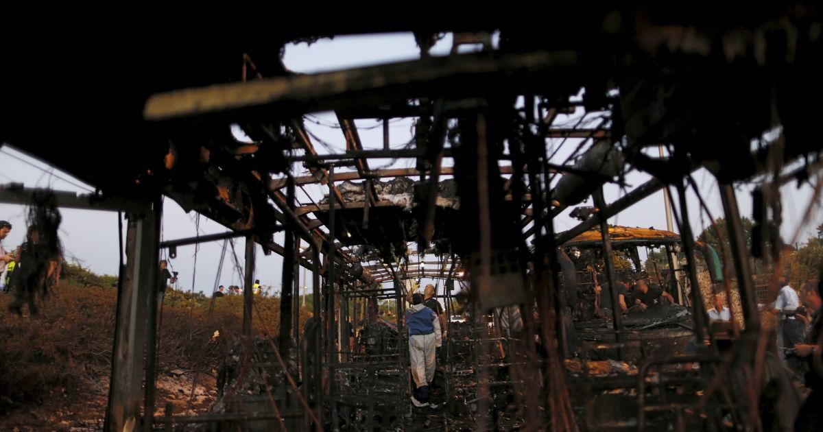 Судебно-медицинские эксперты работают на месте взрыва автобуса в Иерусалиме. / © Reuters