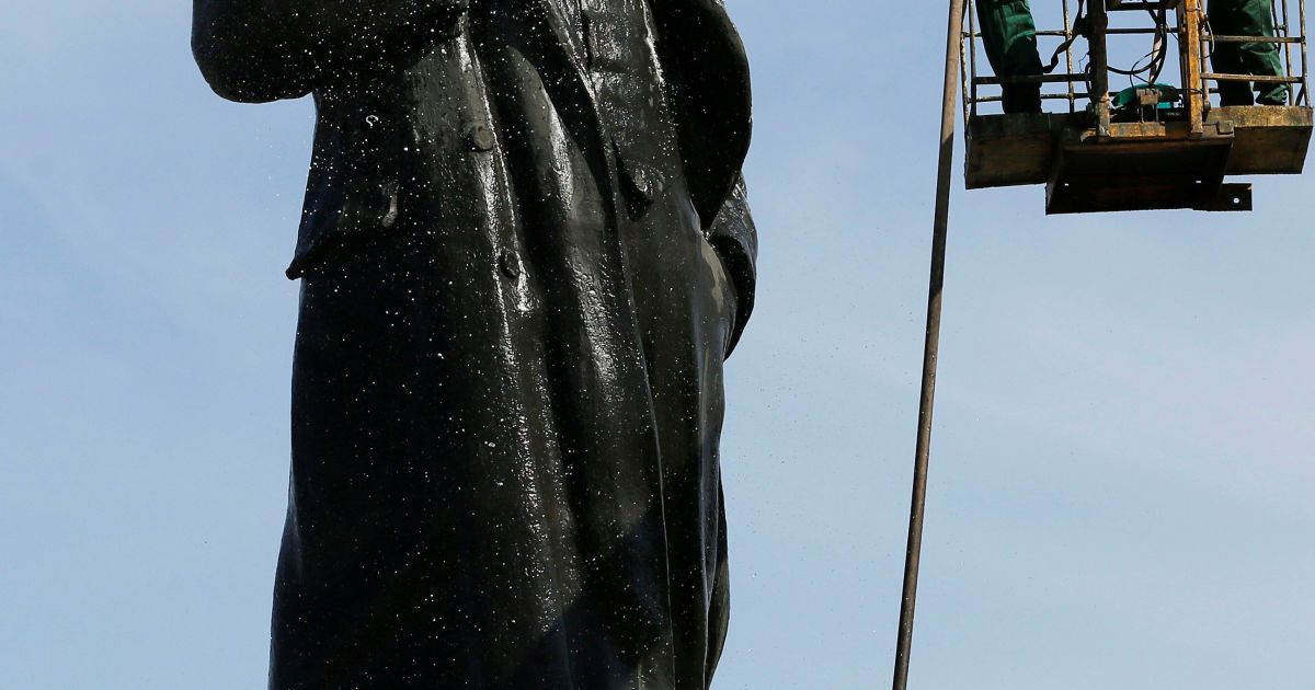 У переддень святкування в Красноярську почистили пам&#039;ятник Леніну. / © Reuters