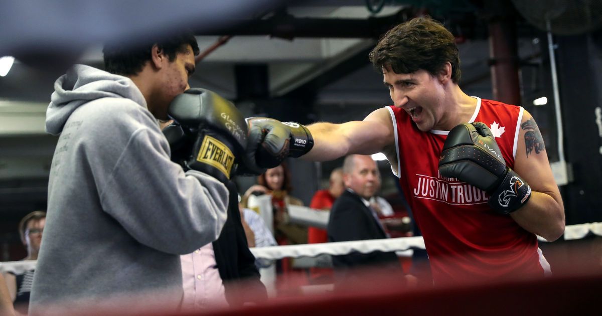 Улыбающийся премьер Канады вышел боксировать на ринг в Нью-Йорке