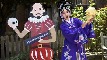 Люди чтят Шекспира в его родном городке Стрэтфорде-на-Эйвоне. / © Reuters