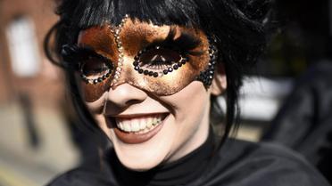 Люди чтят Шекспира в его родном городке Стрэтфорде-на-Эйвоне. / © Reuters