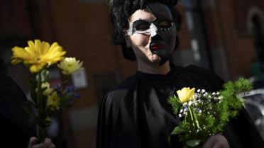 Люди чтят Шекспира в его родном городке Стрэтфорде-на-Эйвоне. / © Reuters