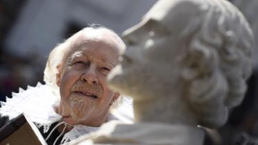 Люди чтят Шекспира в его родном городке Стрэтфорде-на-Эйвоне. / © Reuters