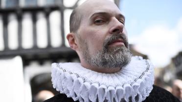 Люди чтят Шекспира в его родном городке Стрэтфорде-на-Эйвоне. / © Reuters