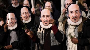 Люди чтят Шекспира в его родном городке Стрэтфорде-на-Эйвоне. / © Reuters