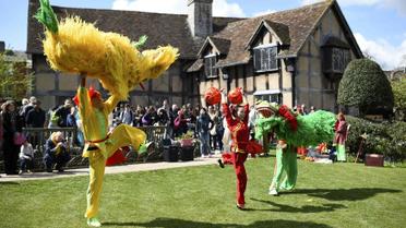 Люди чтят Шекспира в его родном городке Стрэтфорде-на-Эйвоне. / © Reuters