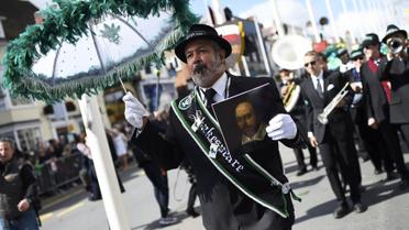 Люди чтят Шекспира в его родном городке Стрэтфорде-на-Эйвоне. / © Reuters