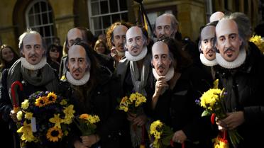 Люди чтят Шекспира в его родном городке Стрэтфорде-на-Эйвоне. / © Reuters