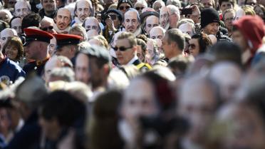 Люди чтят Шекспира в его родном городке Стрэтфорде-на-Эйвоне. / © Reuters
