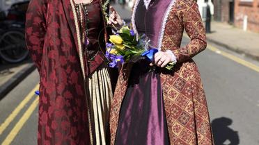 Люди чтят Шекспира в его родном городке Стрэтфорде-на-Эйвоне. / © Reuters