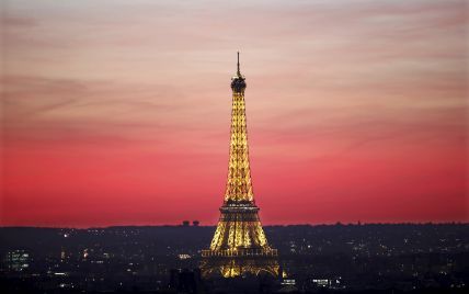 У Парижі закрили Ейфелеву вежу