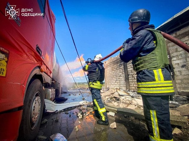 Атака росіян по автозаправній станції. / © ДСНС