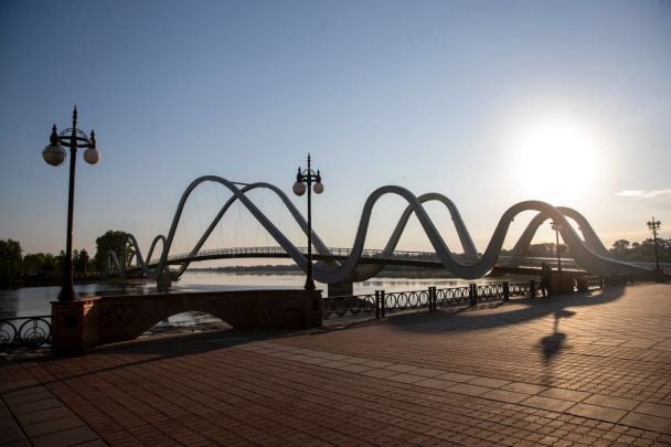 Пішохідний міст-хвиля дозволяє зручно дістатися у рекреаційну зону відпочинку на острові Оболонський