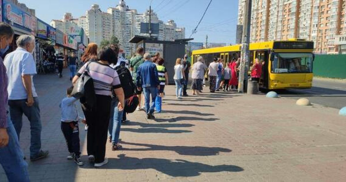 Черги на автобус на Оболоні / © Вечерний Киев