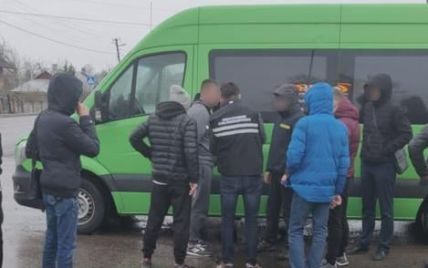 Брав по $5 тисяч: на Львівщині затримали чоловіка, який незаконно переправляв призовників за кордон