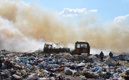 У Полтаві вже майже добу не можуть загасити сміттєзвалище