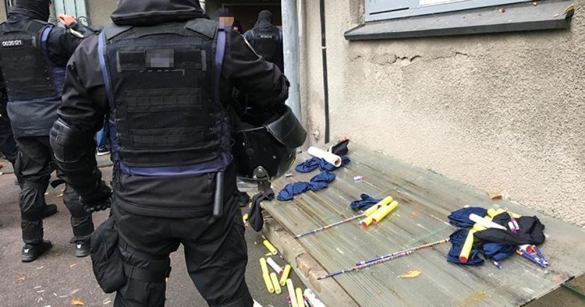 Столична поліція затримала групу молодиків, у яких виявили кийки, балаклави та газові балончики_4 / © Національна поліція України