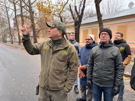 Кім просить підприємства переорієнтуватися на нічні зміни та пригрозив обленерго