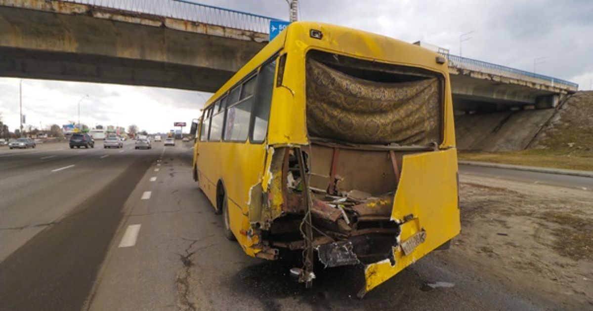 В Киеве эвакуатор влетел в маршрутку