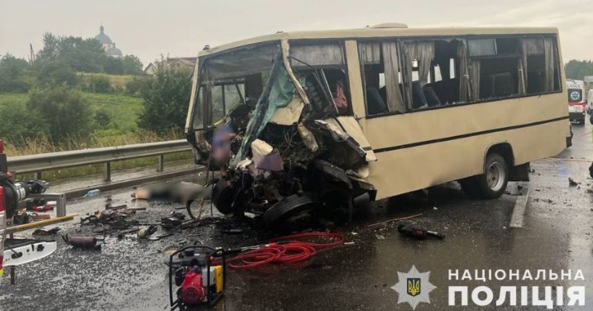 У Львівському районі зіткнулися маршрутний автобус та автопоїзд.