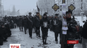 На коленях под возгласы "Герои не умирают" броварчане попрощались с 25-летним бойцом